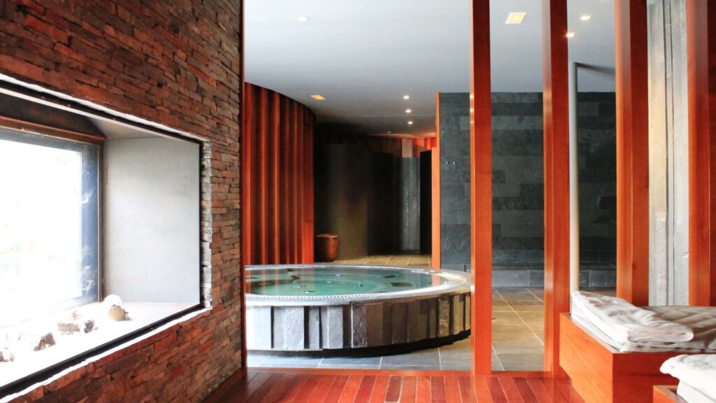 Construcción de saunas y spa profesional para desarrollo inmobiliario.