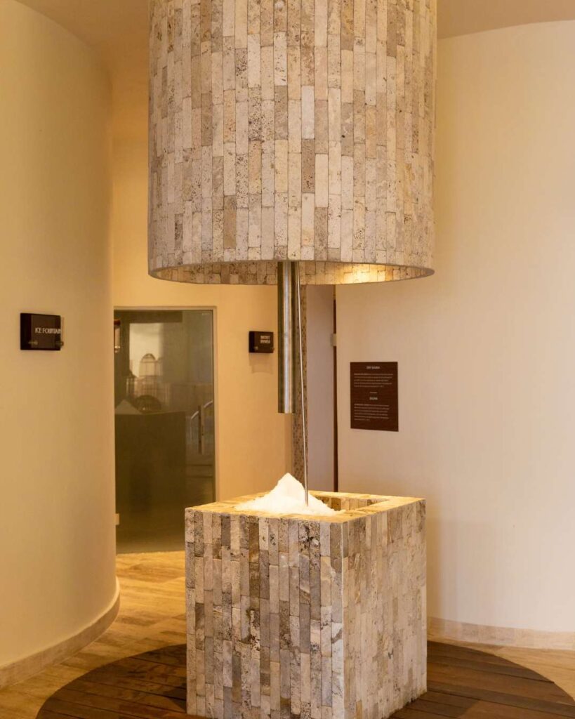 Wellness residencial con zona de relajación y baño turco.